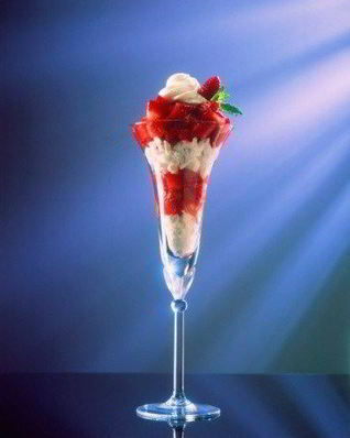 Свежие ягоды с йогуртовым кремом и грецкими орехами