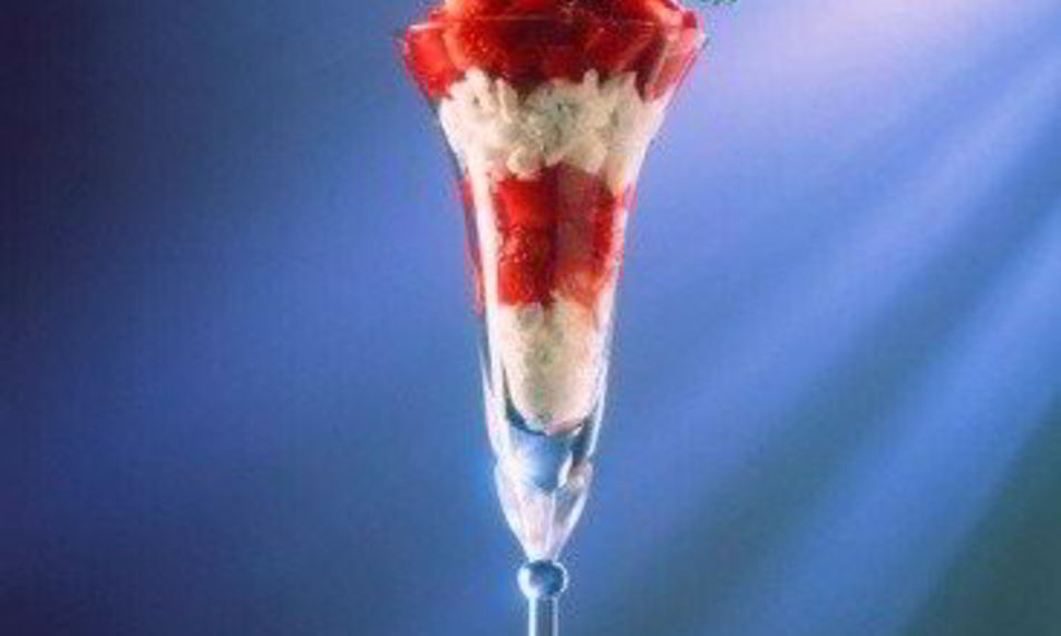 Рецепт свежие ягоды с йогуртовым кремом и грецкими орехами