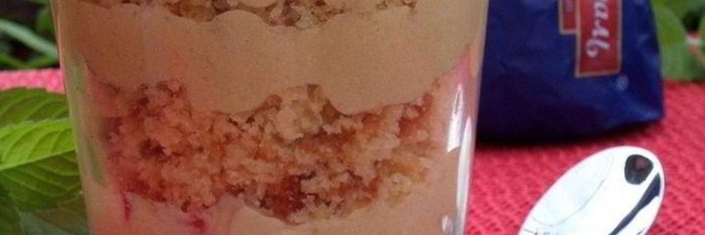 Трайфл с рисовым кремом, клубникой и бананом