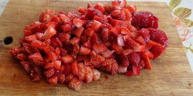 трайфл с рисовым кремом, клубникой и бананом