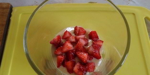 трайфл с рисовым кремом, клубникой и бананом