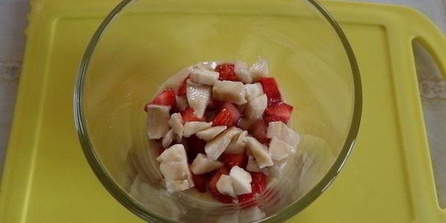 трайфл с рисовым кремом, клубникой и бананом
