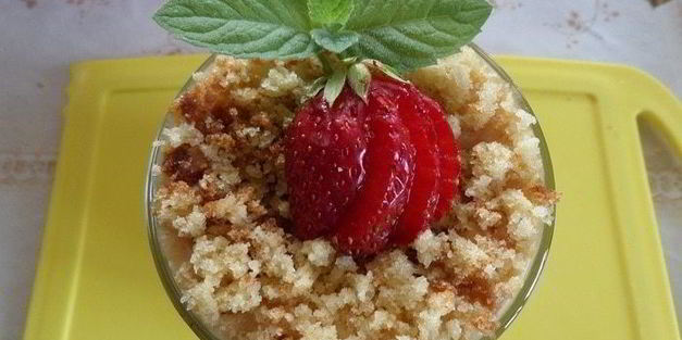 трайфл с рисовым кремом, клубникой и бананом