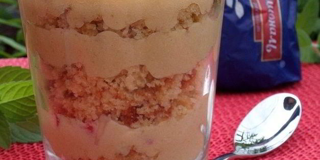 трайфл с рисовым кремом, клубникой и бананом