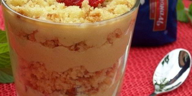 трайфл с рисовым кремом, клубникой и бананом