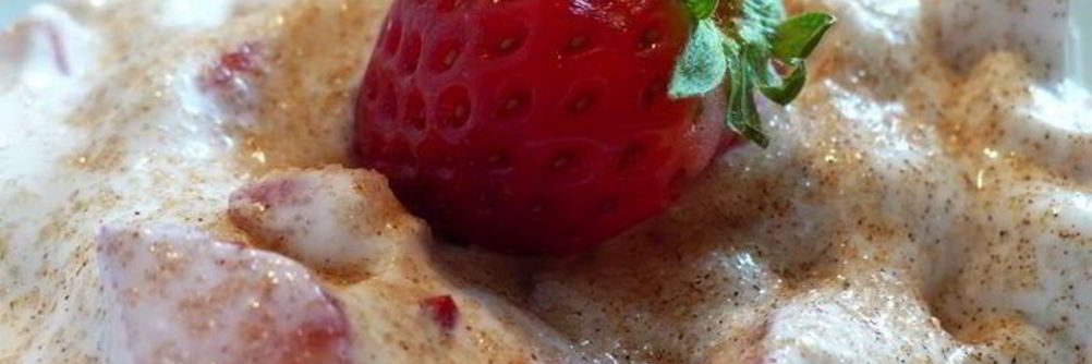 Творожный крем с клубникой и корицей