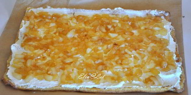 тыквенный рулет со сливочным кремом и карамельными яблочками