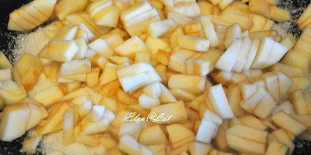 тыквенный рулет со сливочным кремом и карамельными яблочками