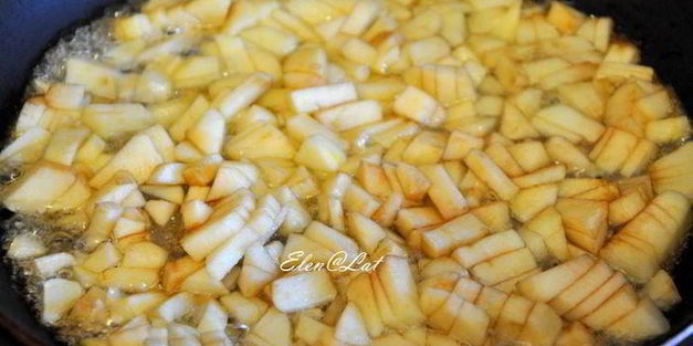 тыквенный рулет со сливочным кремом и карамельными яблочками