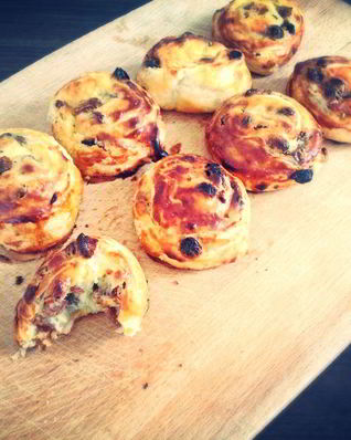 Улитки с изюмом и кремом