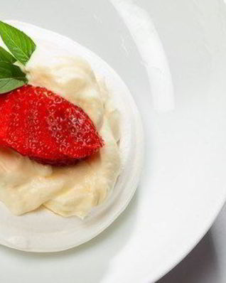 Вашрен с клубникой и сливочным кремом с розовой водой