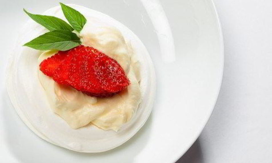 Рецепт вашрен с клубникой и сливочным кремом с розовой водой