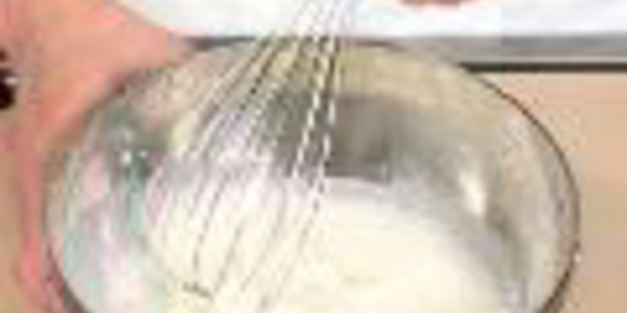 ягоды с творожным кремом и йогуртовым соусом