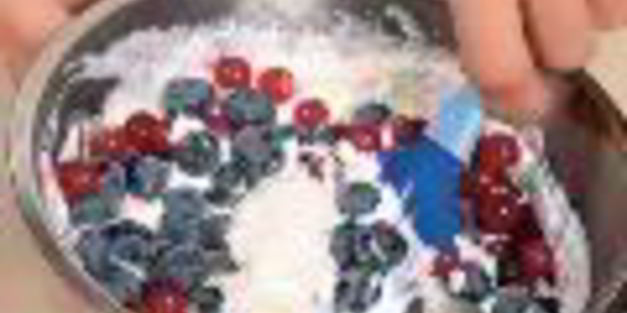 ягоды с творожным кремом и йогуртовым соусом