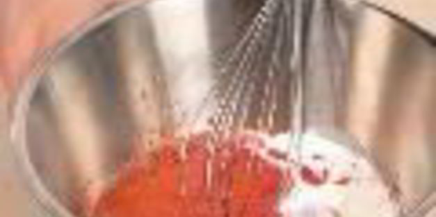 ягоды с творожным кремом и йогуртовым соусом