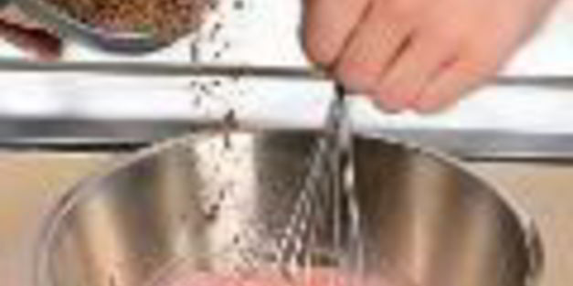 ягоды с творожным кремом и йогуртовым соусом