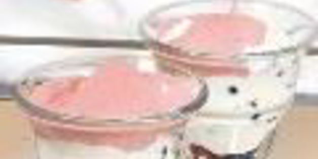 ягоды с творожным кремом и йогуртовым соусом