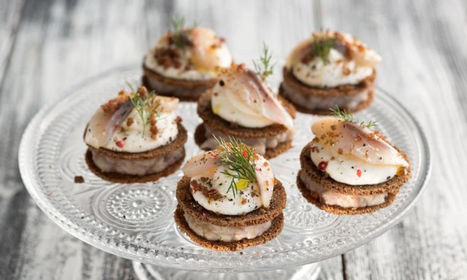 Рецепт закусочные шарлотки из бородинского хлеба, сельди и сметанного крема