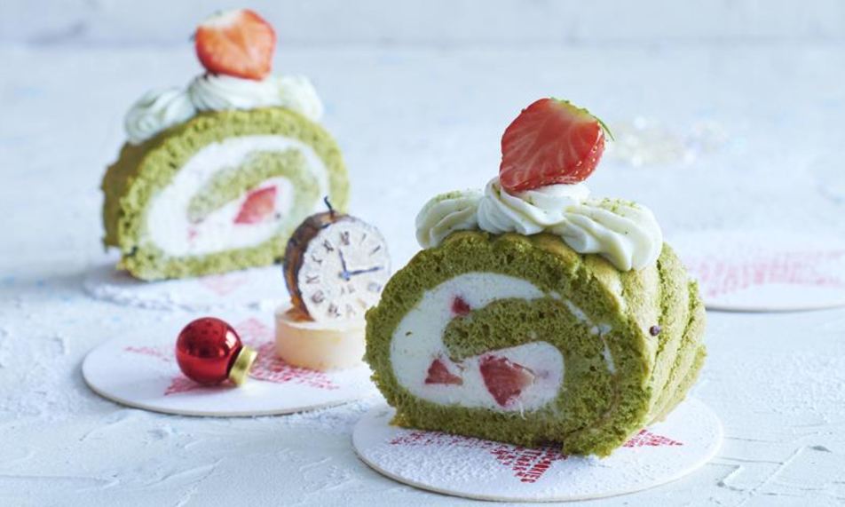 Рецепт зеленый рулет с творожно-сырным кремом и клубникой