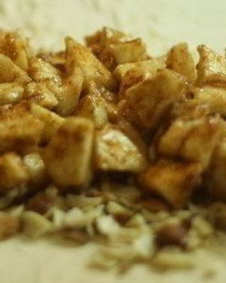 Легкий десерт из яблок и груш с мороженым