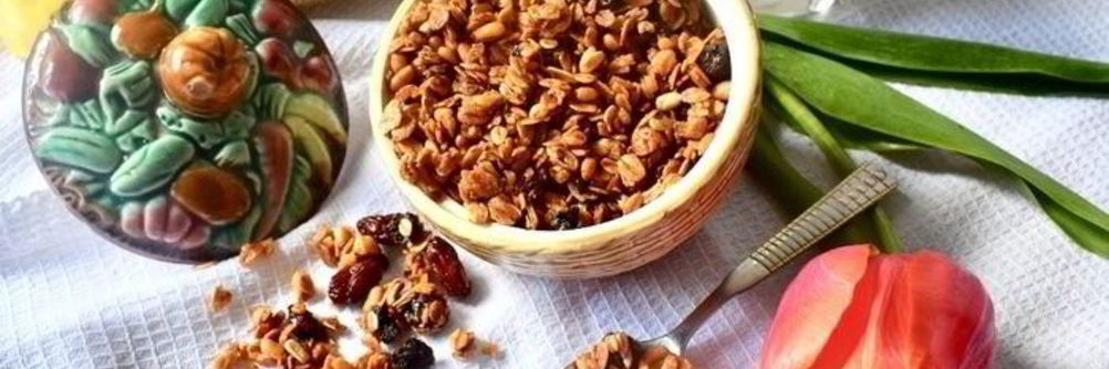 Малиновая гранола с орехами