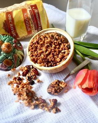 Малиновая гранола с орехами