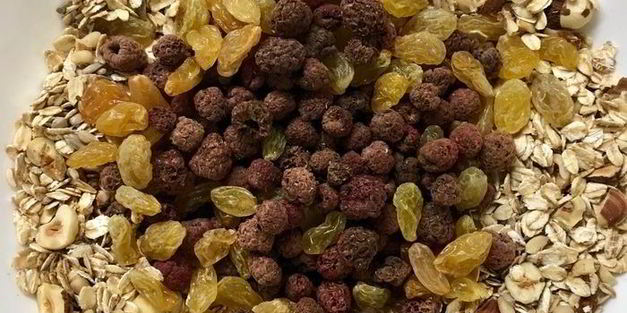 малиновая гранола с орехами