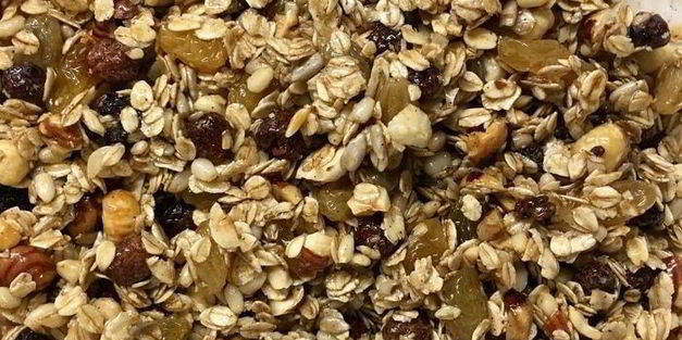 малиновая гранола с орехами