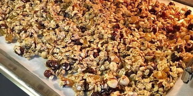 малиновая гранола с орехами