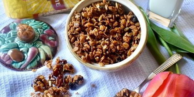 малиновая гранола с орехами