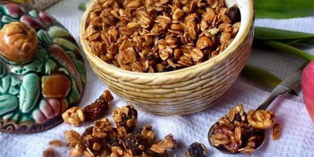 малиновая гранола с орехами