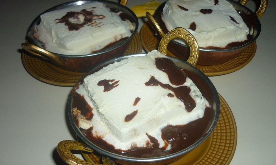 Рецепт десерт из мороженого, бананов и шоколада