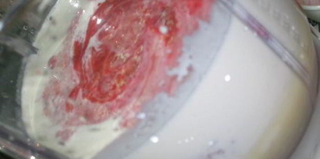 клубничное мороженое на сгущенном молоке