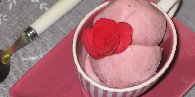 клубничное мороженое на сгущенном молоке
