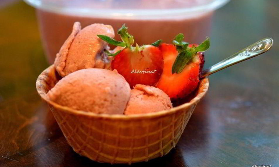 Рецепт клубничное мороженое с коричневым сахаром