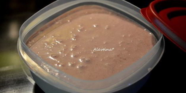 клубничное мороженое с коричневым сахаром