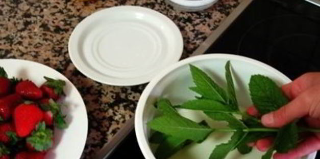 клубничное мороженое с мятой