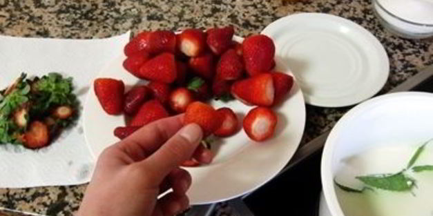 клубничное мороженое с мятой