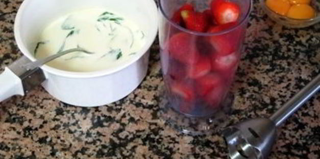 клубничное мороженое с мятой