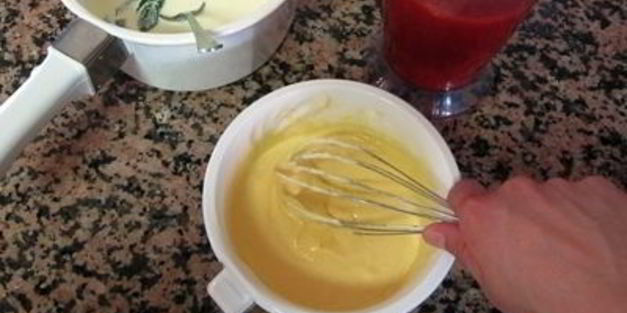 клубничное мороженое с мятой