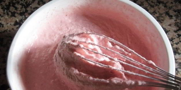 клубничное мороженое с мятой