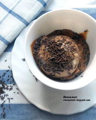 Мороженое Бригадейро с вареной сгущенкой и арахисом