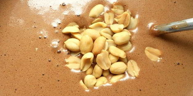 мороженое бригадейро с вареной сгущенкой и арахисом