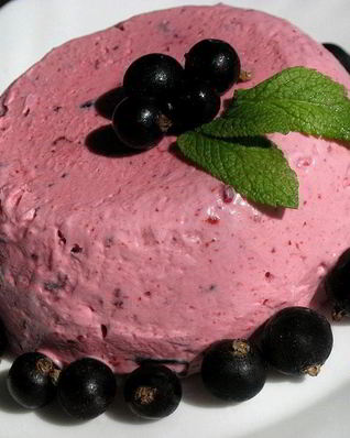 Мороженое с черной смородиной