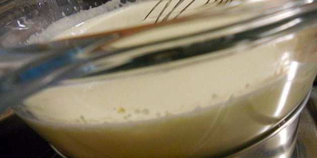 мороженое с клубникой, базиликом и лимонной карамелью