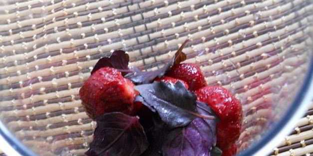 мороженое с клубникой, базиликом и лимонной карамелью