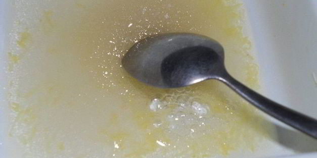 мороженое с клубникой, базиликом и лимонной карамелью