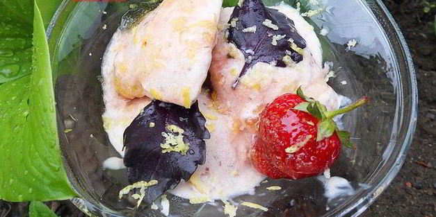 мороженое с клубникой, базиликом и лимонной карамелью