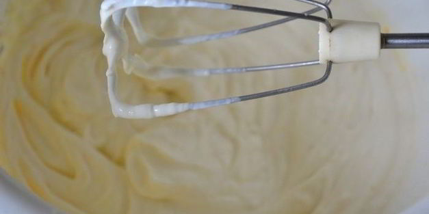 мороженое с клубникой и малиной