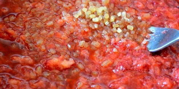 мороженое с клубникой и малиной